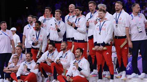 Zespołowe zdjęcie reprezentacji PSP z pucharem i medalami 50. Mistrzostw Świata w futsalu