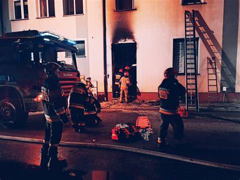 Zespołowe działanie strażaków podczas akcji ratunkowej