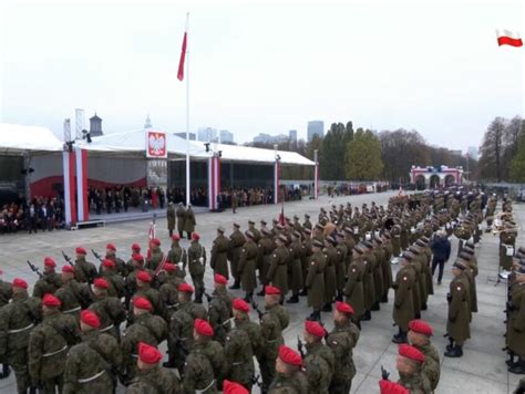 Zdjęcie z uroczystości przekazania nominacji generalskich na Placu Marszałka Józefa Piłsudskiego w Warszawie.