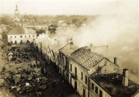 Zdjęcie historyczne przedstawiające pożar północnej pierzei rynku i ul. Kazimierzowskiej w Przeworsku w 1930 roku