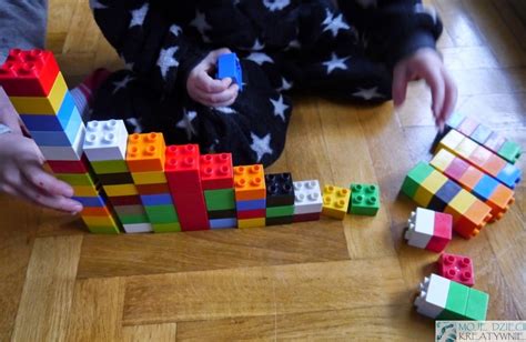 Infografika przedstawiająca edukacyjne aspekty zabawy klockami LEGO (kreatywność, współpraca, bezpieczeństwo)