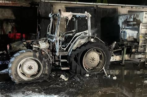 Spalony ciągnik rolniczy po pożarze - widok z pola