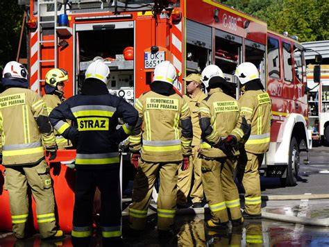 Strażacy OSP prowadzący szkolenie z prewencji pożarowej dla lokalnej społeczności