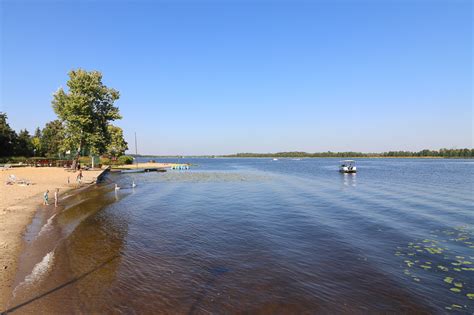 widok na Zalew Zegrzyński i architekturę kompleksu bankietowego