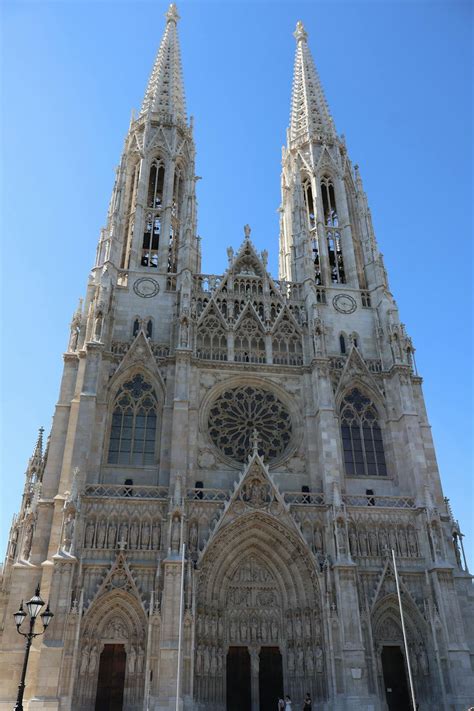 zabytkowa architektura Folwarku U Różyca w otoczeniu zieleni