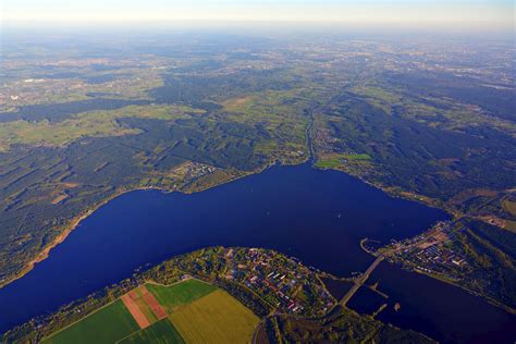 widok na salę weselną z oknami wychodzącymi na Jezioro Zegrzyńskie