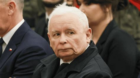 Jarosław Kaczyński w hełmie strażackim podczas pikniku