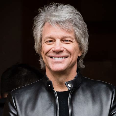 Jon Bon Jovi z krótkimi włosami w latach 90.