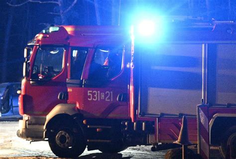 zdjęcie płonącego domu lub samochodów, akcja straży pożarnej nocą