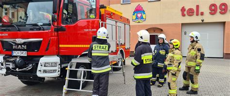 zdjęcie strażaka lub inspektora KTOZ podającego tlen psu po akcji ratunkowej
