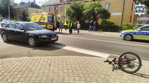Zdjęcie z miejsca wypadku drogowego z udziałem roweru, samochodu osobowego i ciężarówki w Wielkiej Wsi