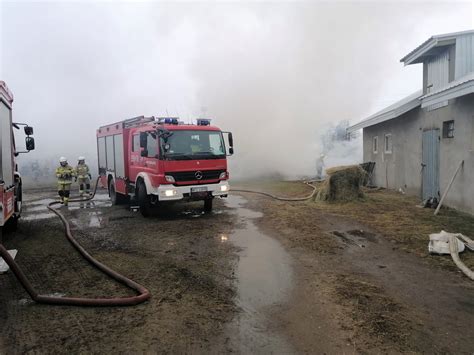 zdjęcie z miejsca pożaru, ukazujące zniszczony budynek i sprzęt gaśniczy