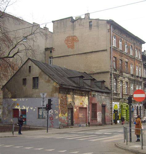 Płonąca kamienica na ulicy Bluszcza w Mikołowie