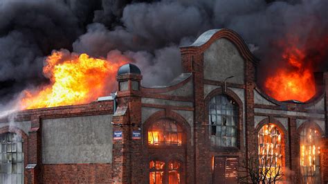 płonąca hala przemysłowa w nocy