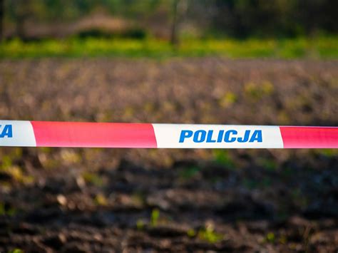 zdjęcie drogi pod Garwolinem, policyjna taśma, znicze