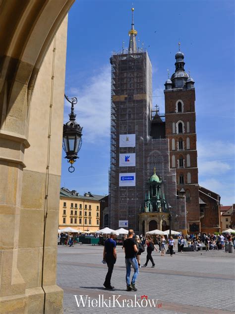 archiwalne zdjęcie Rynku Głównego w Krakowie z okolic studni, stylizowane na lata 80.