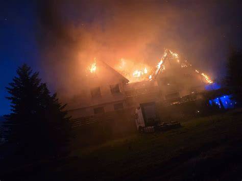 Zimowa noc, pożar domu jednorodzinnego, strażacy w akcji
