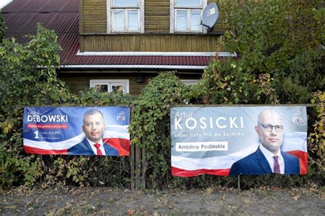 Zgromadzenie polityczne, przemówienie kandydata na tle baneru wyborczego.