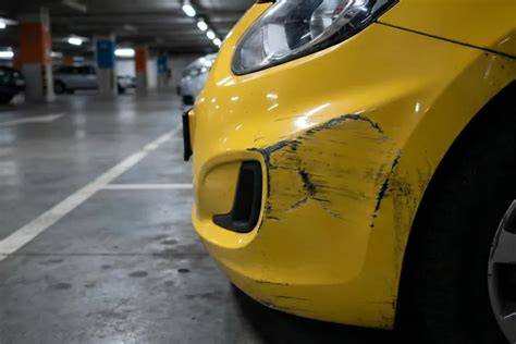 Zdjęcie spalonego samochodu na parkingu