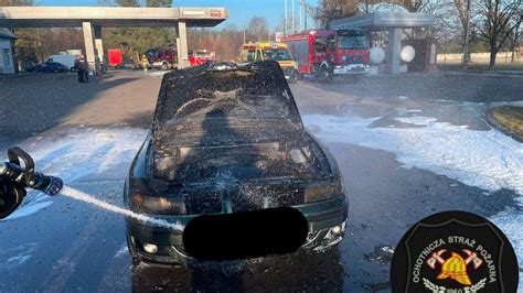 Zdjęcie płonącego samochodu na stacji paliw w Nieborowie