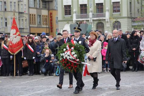 Zdjęcie przedstawiające druhnę Elżbietę Polak podczas oficjalnych uroczystości przekazania sprzętu strażackiego.
