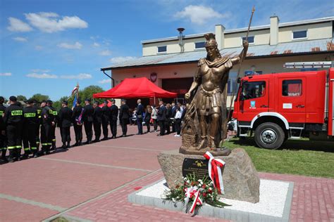 Zdjęcie pomnika św. Floriana przed remizą OSP Wylewy