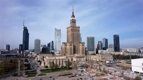 Tematyczne zdjęcie Pałacu Kultury i Nauki z placem Defilad w Warszawie