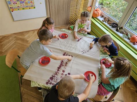 dzieci tworzące grupową pracę plastyczną na konkurs o strażakach