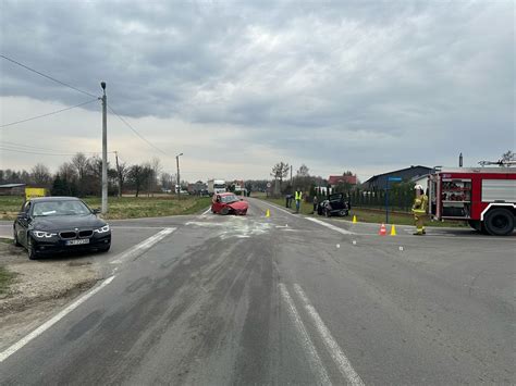 Widok z drona na miejsce wypadku drogowego w Dulczy Wielkiej