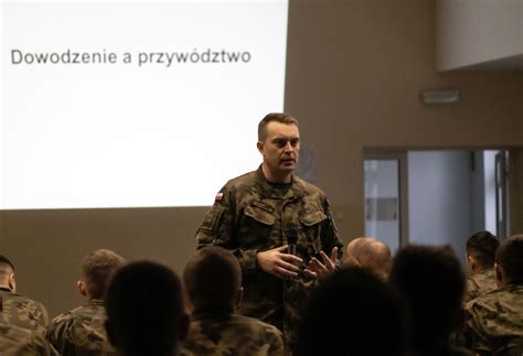 Scena z gry RESCUE 2: Everyday Heroes ukazująca dowodzenie operacjami ratunkowymi i zarządzanie flotą pojazdów