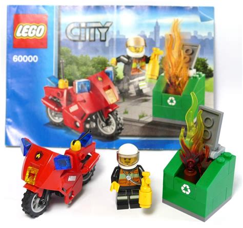 Zdjęcie motocykla strażackiego LEGO City 60000 z minifigurką strażaka