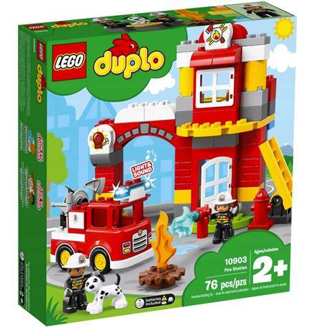 Zestaw LEGO DUPLO Remiza Strażacka 10903 z widocznymi klockami, remizą i wozem strażackim
