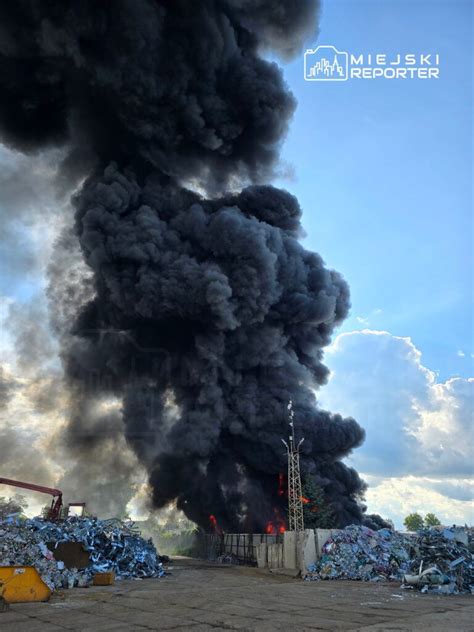 zdjęcie dymu unoszącego się nad składowiskiem odpadów