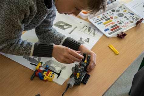 Dziecko budujące z klocków LEGO