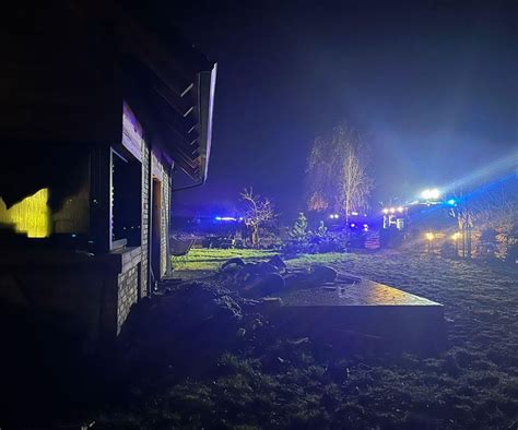 zdjęcie domku letniskowego po pożarze z widocznymi zniszczeniami