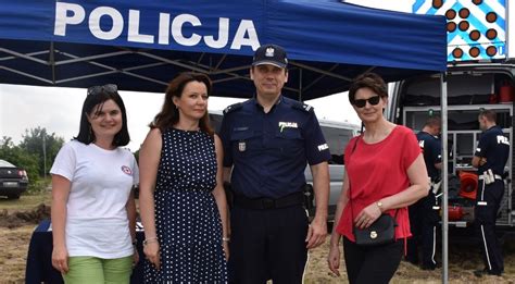 policjanci Lesko podczas rozmów o bezpieczeństwie na pikniku