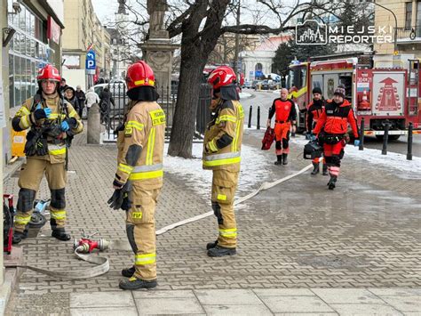 Grupa strażaków z Pontypandy stojąca obok wozu strażackiego