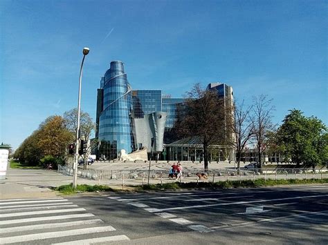 Zdjęcie przedstawiające gmach TVP przy Woronicza 17 nocą z wozami strażackimi