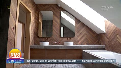 Zdjęcie przedstawiające wnętrze spalonego hangaru TVP ze zniszczoną scenografią