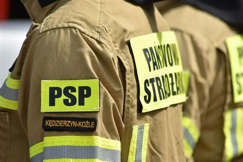 Zastępy straży pożarnej na miejscu zdarzenia przed budynkiem Uniwersytetu Jagiellońskiego