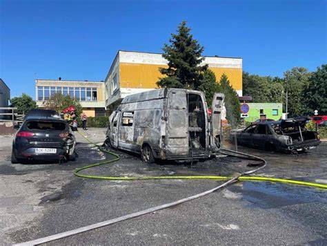 Płonące samochody na parkingu, akcja gaśnicza straży pożarnej