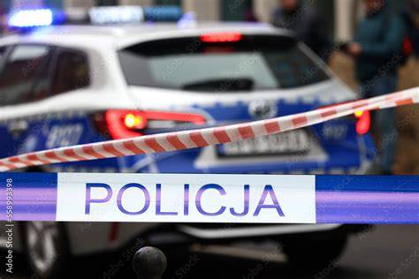 Policja bada spalone auto, miejsce przestępstwa