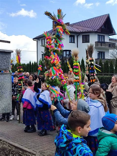 Zdjecie przedstawiające wydarzenia kulturalne w Dąbrowie Zielonej, np. kolędników, dożynki lub konkurs palm wielkanocnych