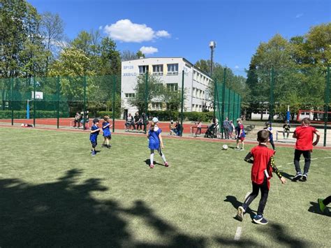 Zdjęcie przedstawiające aktywność sportową w Dąbrowie Zielonej, np. mecz piłki nożnej lub bal karnawałowy