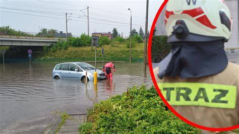 Strażacy OSP podczas akcji usuwania skutków powodzi