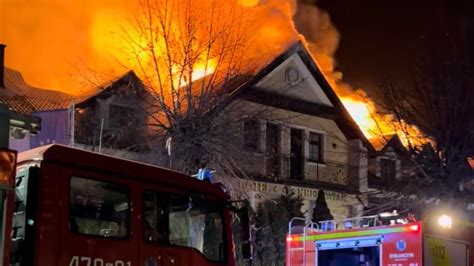 Widok na płonący hotel Kania w Szczytnie z ulicy