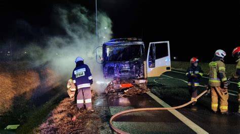 Zdjęcie płonącej autolawety na obwodnicy Kowala