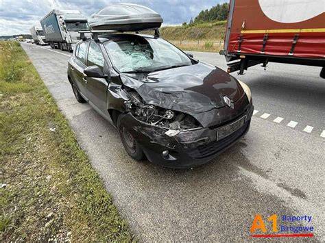 Zdjęcie spalonego samochodu osobowego na autostradzie A1