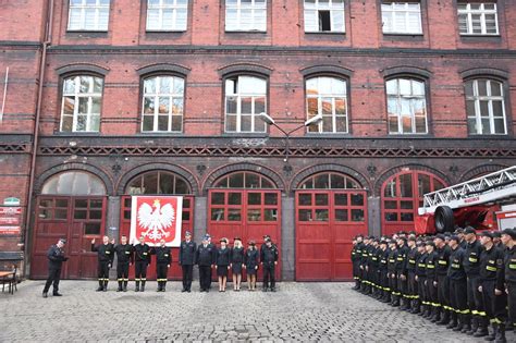 Tematyczne zdjęcie przedstawiające dawną remizę strażacką lub historycznych strażaków