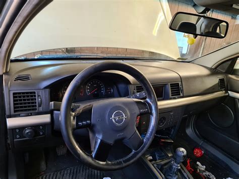 Zapalona deska rozdzielcza Opel Vectra z licznymi kontrolkami